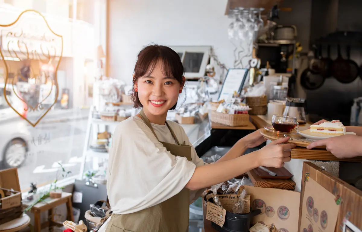 Emprender un negocio en sectores como el turismo gastronómico o el desarrollo de aplicaciones permite aprovechar el crecimiento económico del país y las oportunidades en industrias en auge.