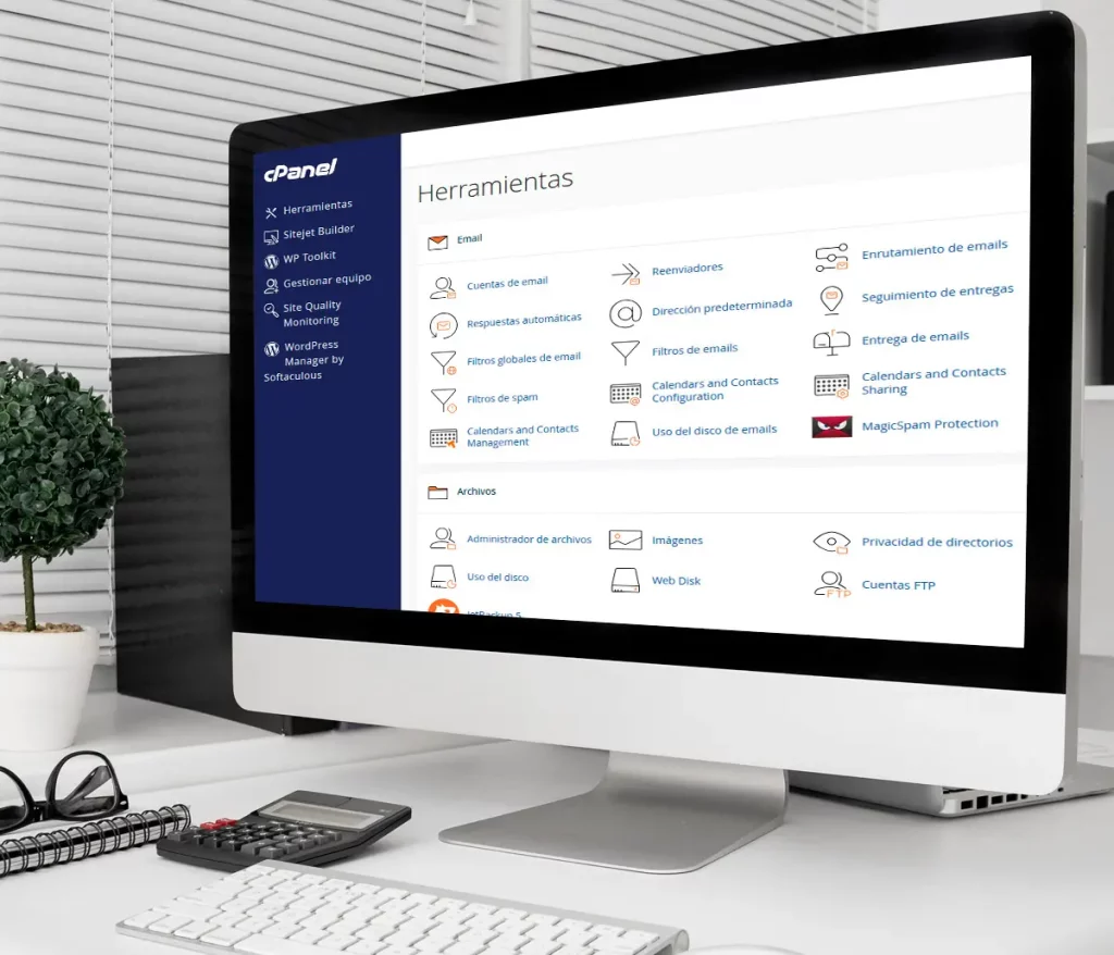cPanel es el panel de control más usado para la administración de sitios web. Esta plataforma se destaca por su interfaz gráfica intuitiva y herramientas automatizadas.